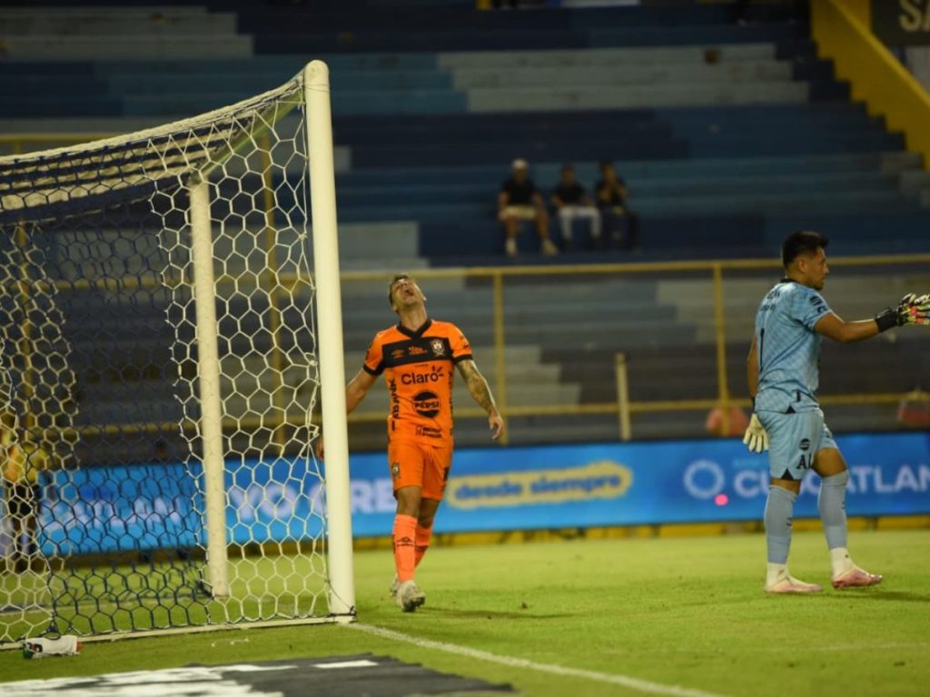 Águila lleva tres partidos sin conocer la victoria en el Apertura 2025. Foto elsalvador.com