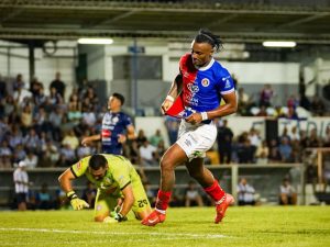 Edgar Medrano celebra su gol con FAS ante el Metapán. Foto / X FAS