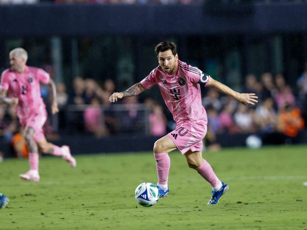 Lionel Messi marcó dos goles en la victoria del Inter Miami 3-2 sobre DC United y se colocó como líder de goleo de la liga estadounidense. Foto: AFP