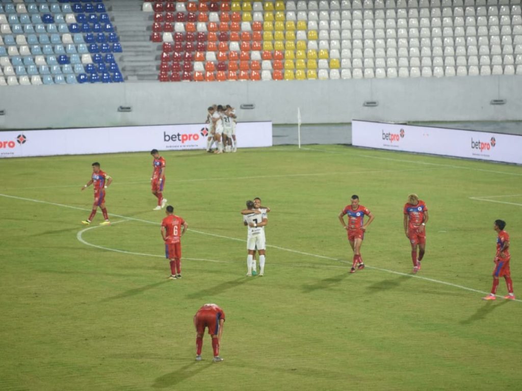 Jugadores de Alianza celebran gane ante el Cacahuatique. Foto elsalvador.com