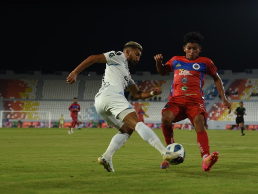 Ányelo Rodríguez (izq.) controla balón contra defensa del Cacahuatique. Foto elsalvador.com