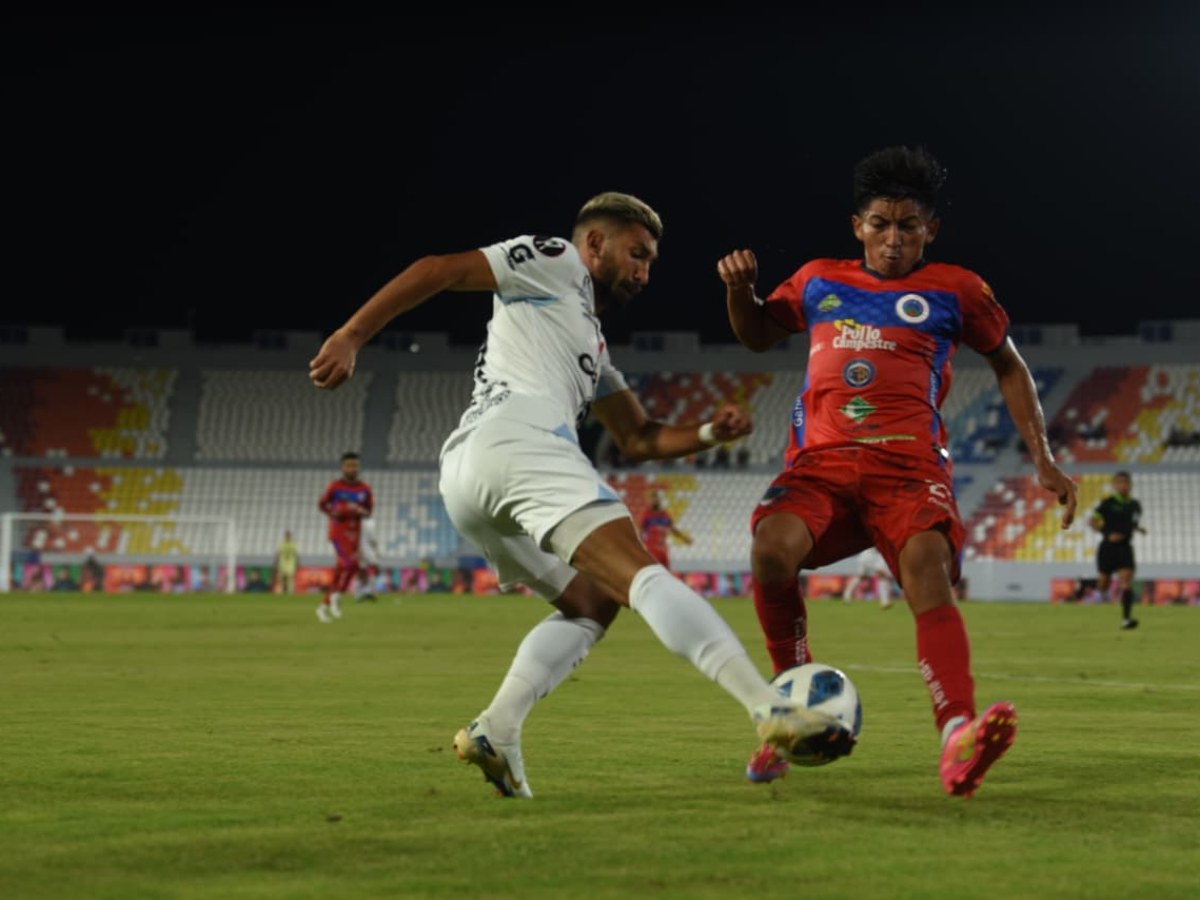 Ányelo Rodríguez (izq.) controla balón contra defensa del Cacahuatique. Foto elsalvador.com