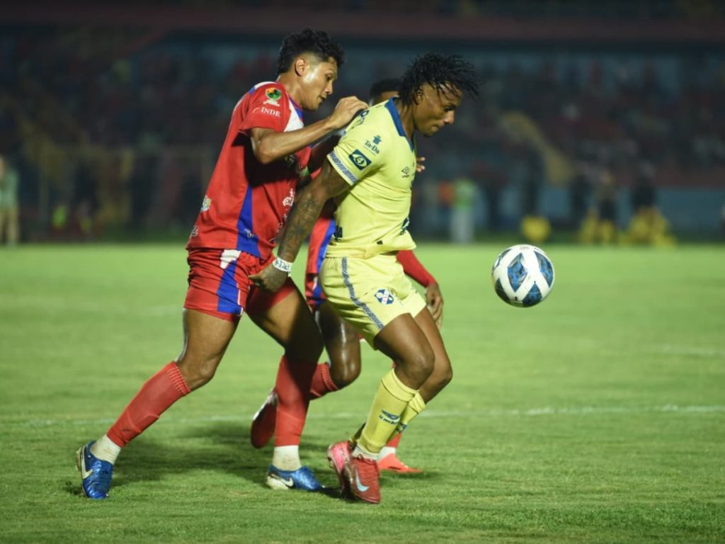 Lizandro Claros (izq.) marcando a Edgar Medrano (der.). Foto / elsalvador.com
