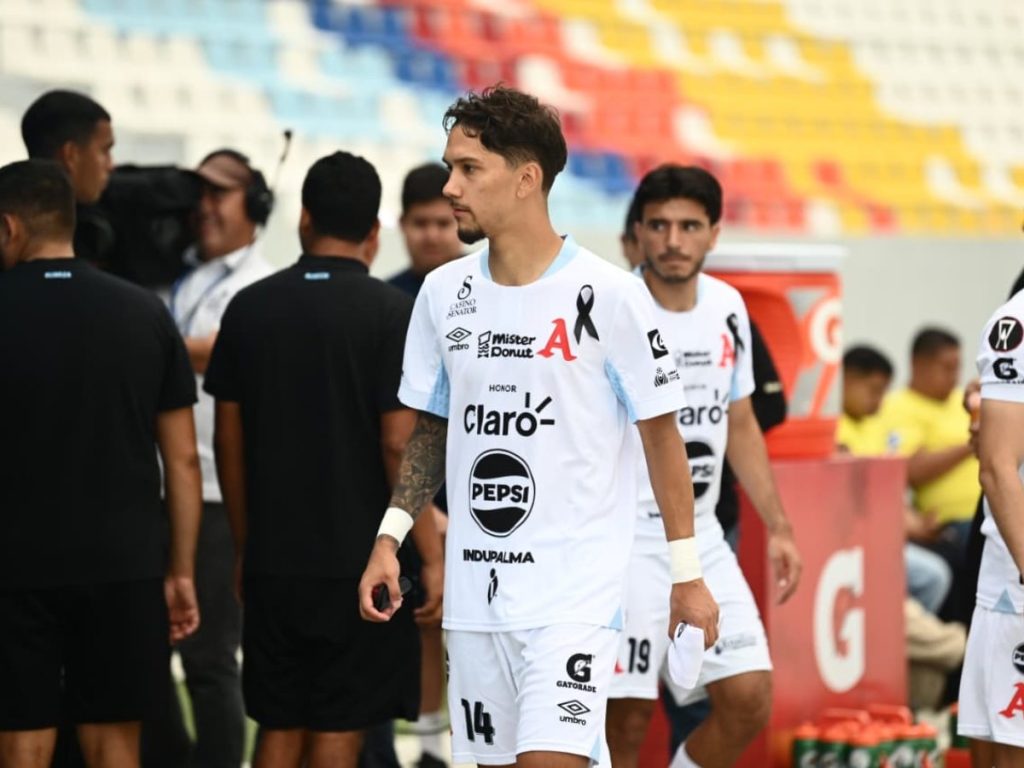 Listones negros y globos lanzados al aire por el fallecimiento de La Chelona. Foto / elsalvador.com