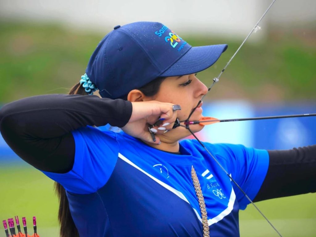Sofía Paiz, arquera salvadoreña, participando en el Mundial de Corea del Sur. Foto / INDES