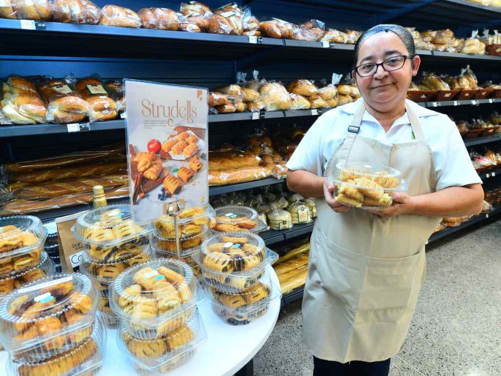 Con más de 2,200 metros cuadrados de construcción, la sala de ventas destaca por su diseño funcional e innovador.