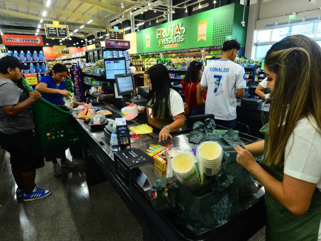 La sala de ventas está abierta de lunes a sábado de 7:00 a.m. a 10:00 p.m.