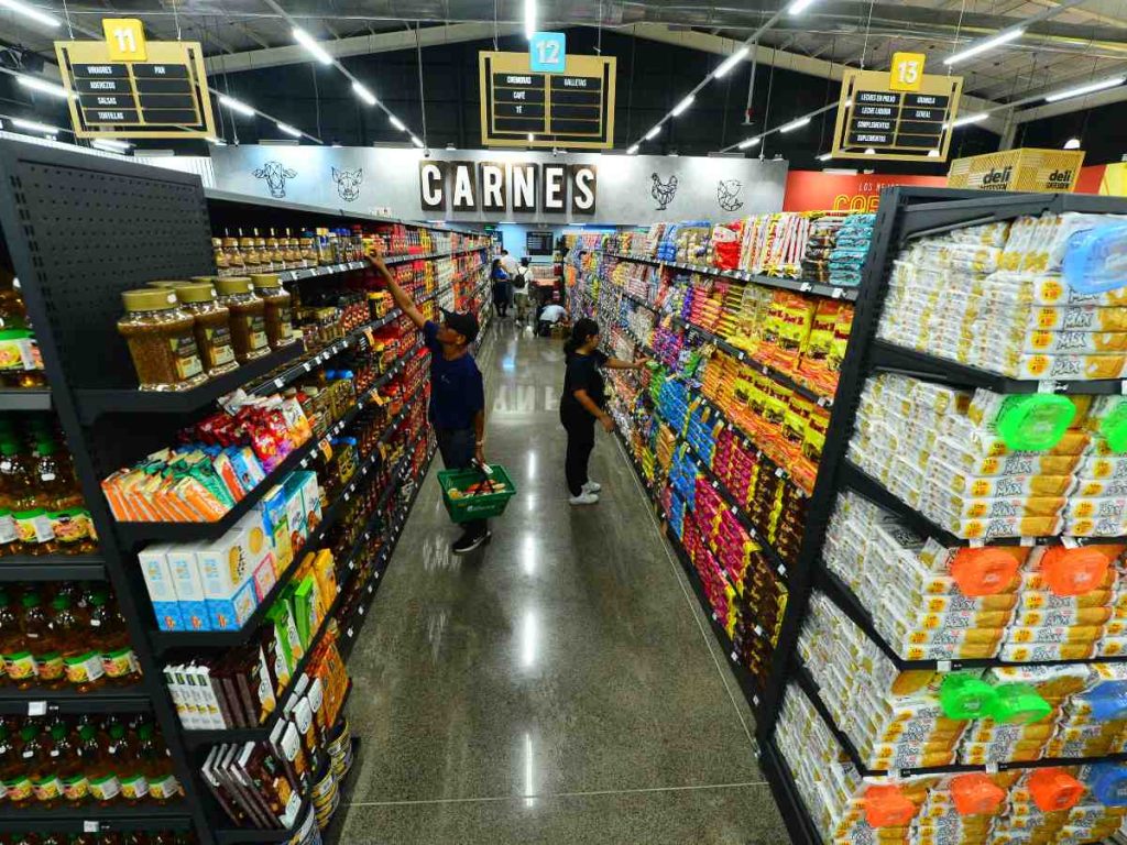 Los clientes pueden realizar pagos de servicios, retiros de remesas, recargas móviles