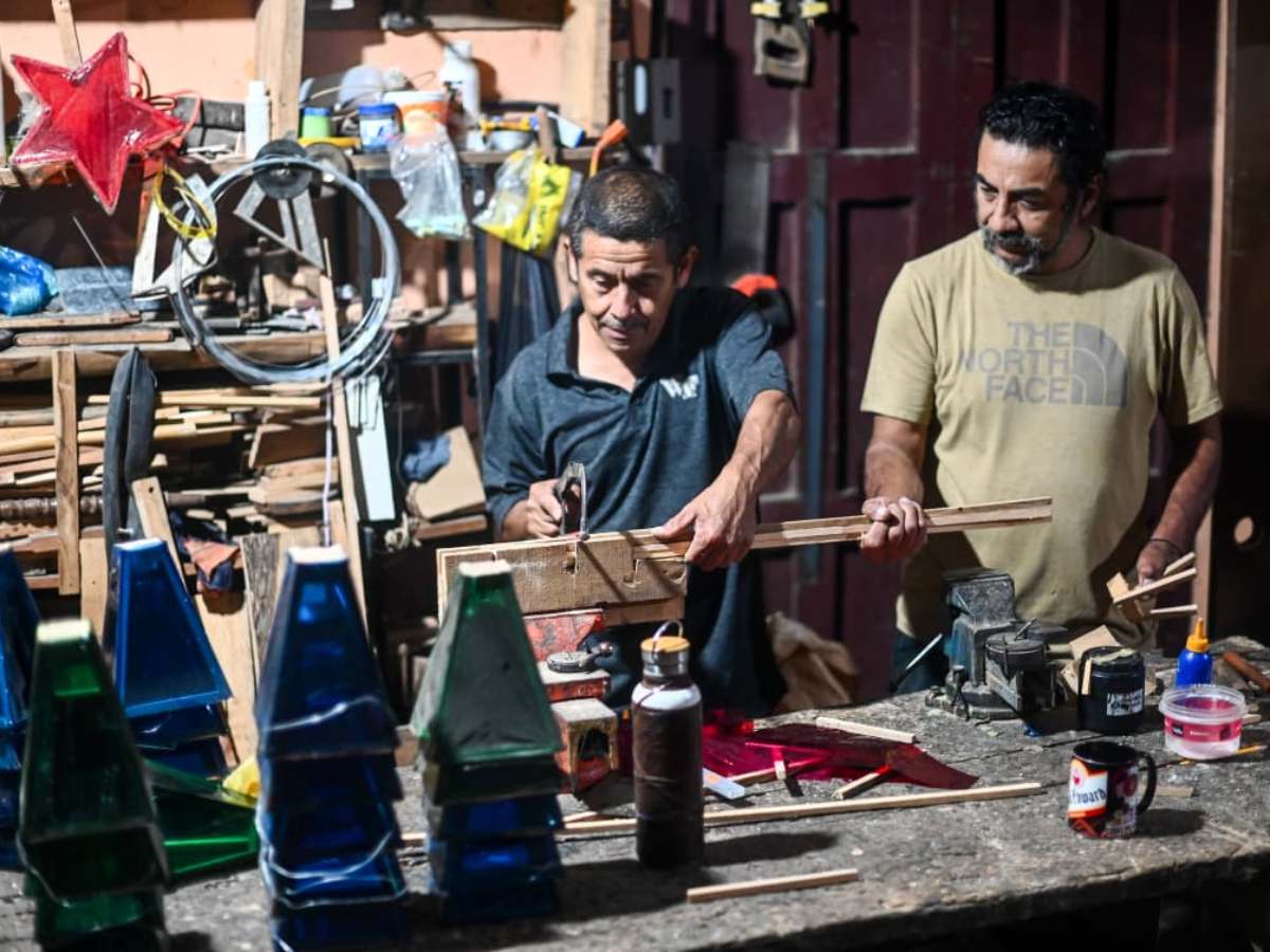 Los hermanos Guevara trabajan unidos en cada pieza artesanal, ejemplo de resiliencia y creatividad en Ataco