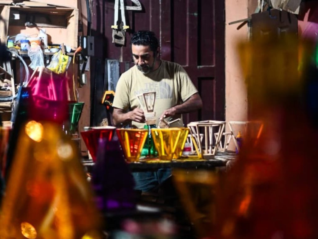 Eduardo Guevara en su taller @ArteAtaco, donde transforma madera y papel en farolitos que cruzan fronteras