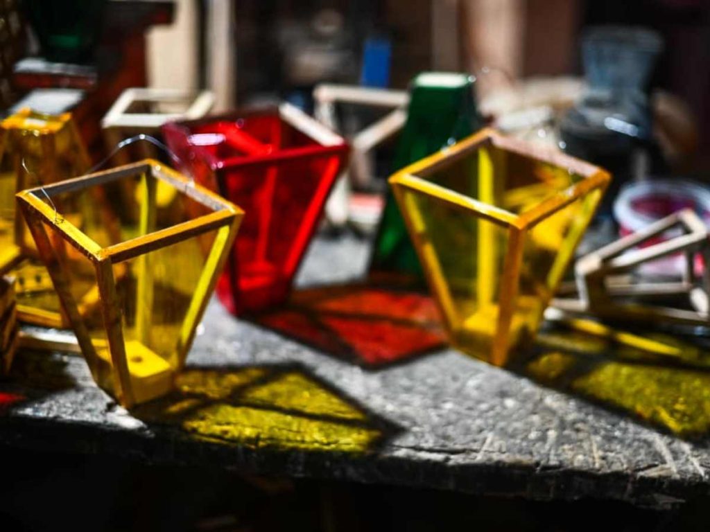 Devotos celebran a la Virgen Niña adornando sus hogares con farolitos, tradición que fortalece la identidad del pueblo.