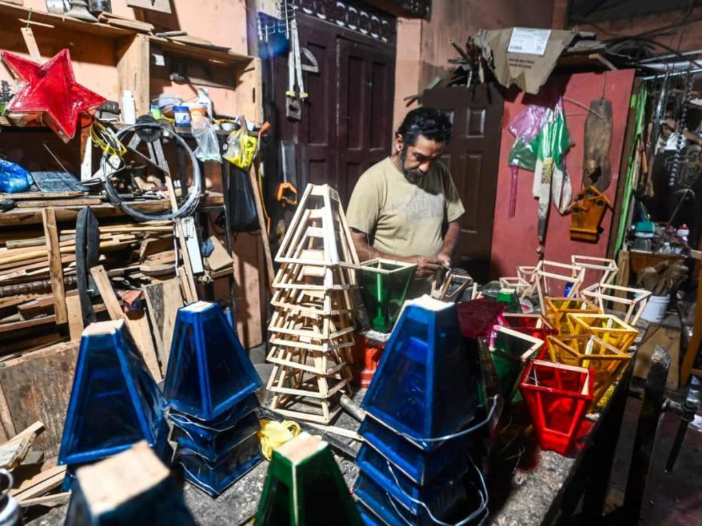 Un farol terminado, símbolo de esperanza y memoria, que ilumina el corazón y la identidad de El Salvador.