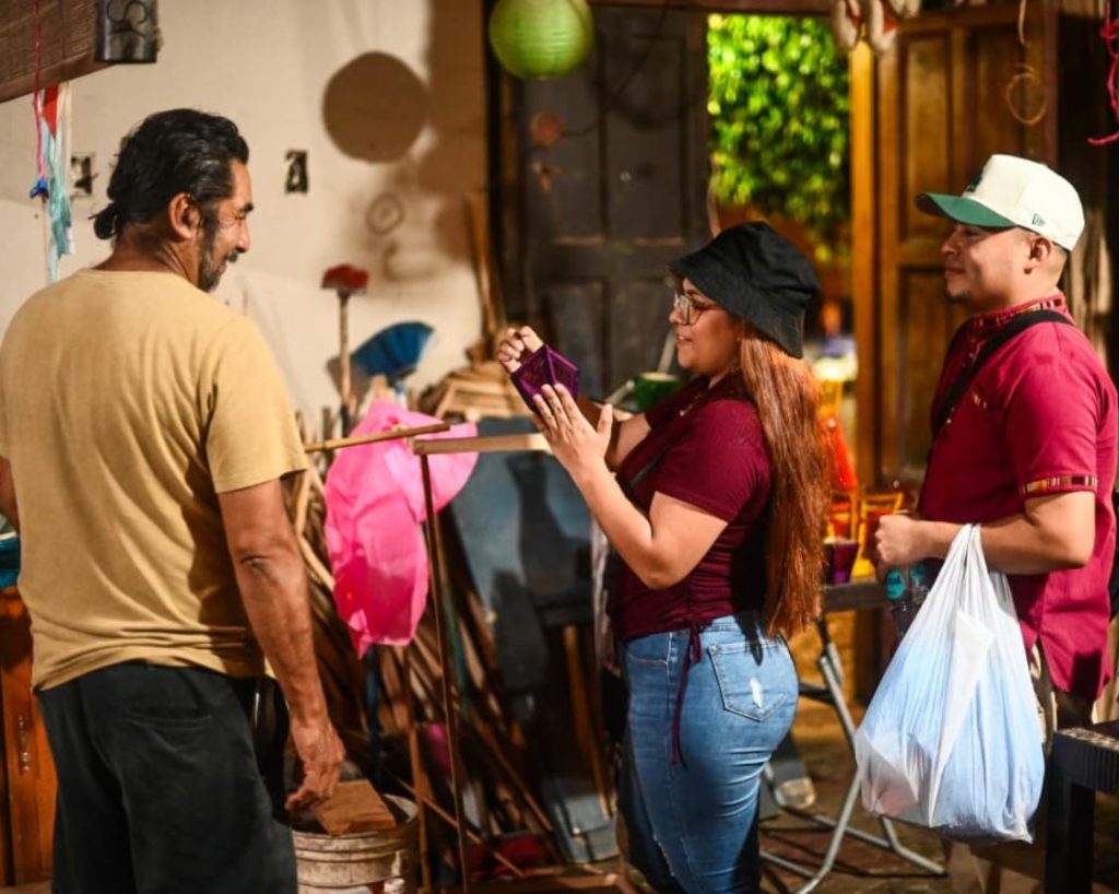 Turistas nacionales y extranjeros disfrutan la magia de los farolitos, parte esencial del encanto cultural de Ataco