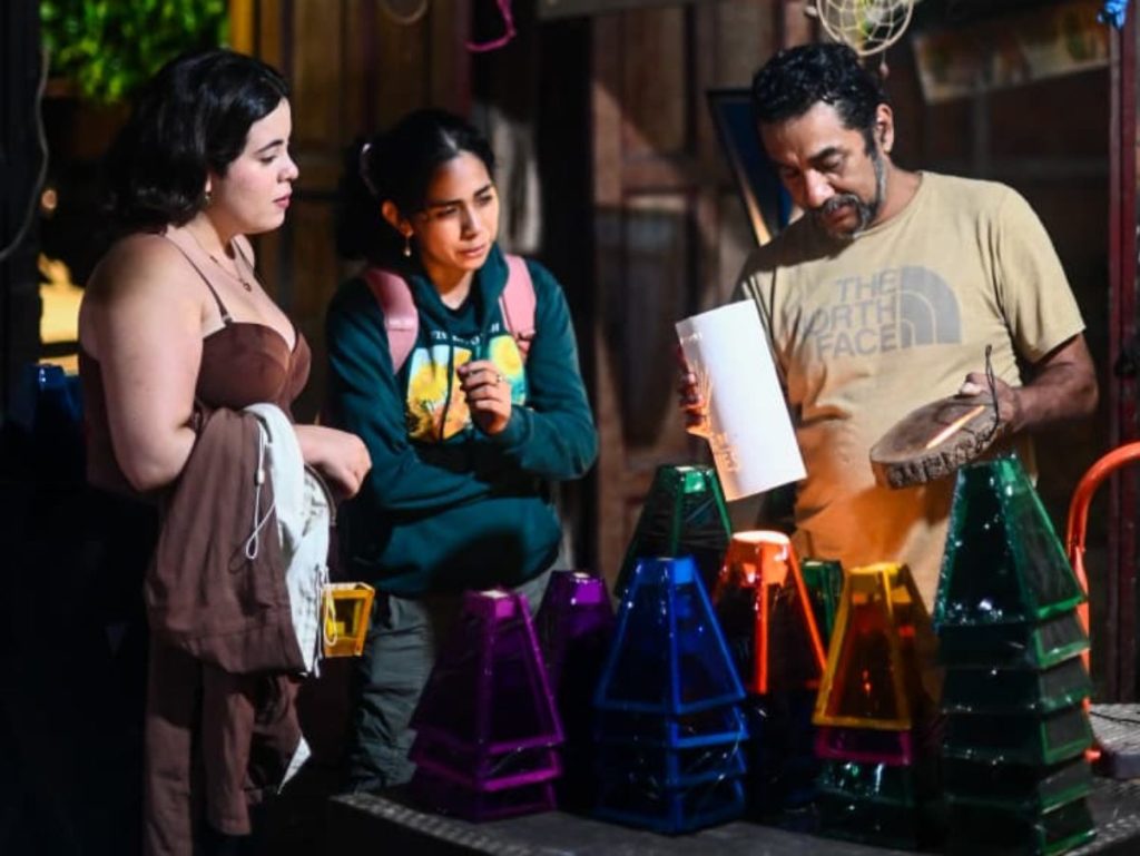 Farolitos iluminan las calles empedradas de Ataco cada septiembre, llenando de color y tradición la Ruta de las Flores.