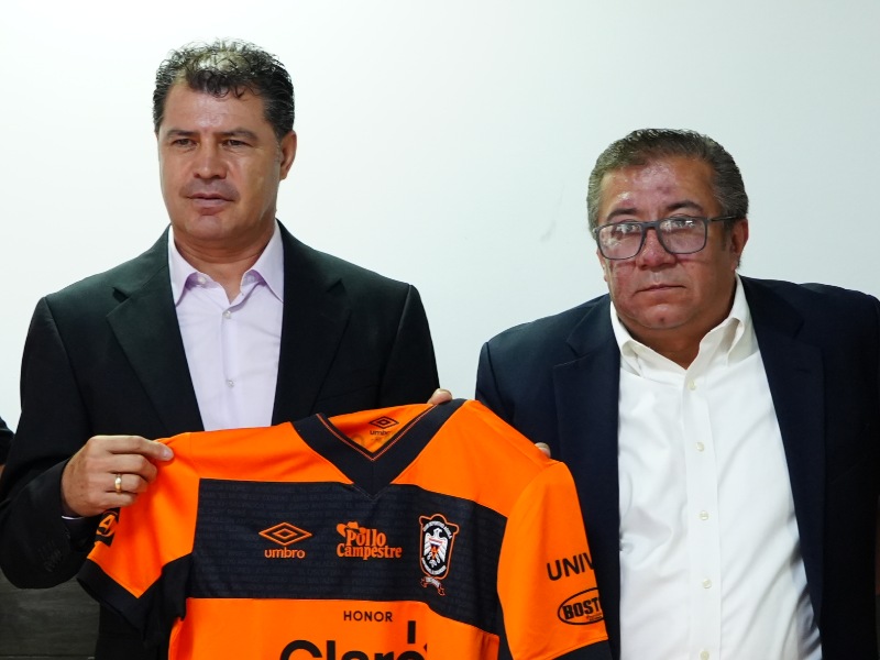 El mexicano Juan Carlos Chávez recibe la camiseta de Águila en la presentación oficial, junto al presidente negronaranja, Rigoberto Ortiz. / Foto Ever Flores