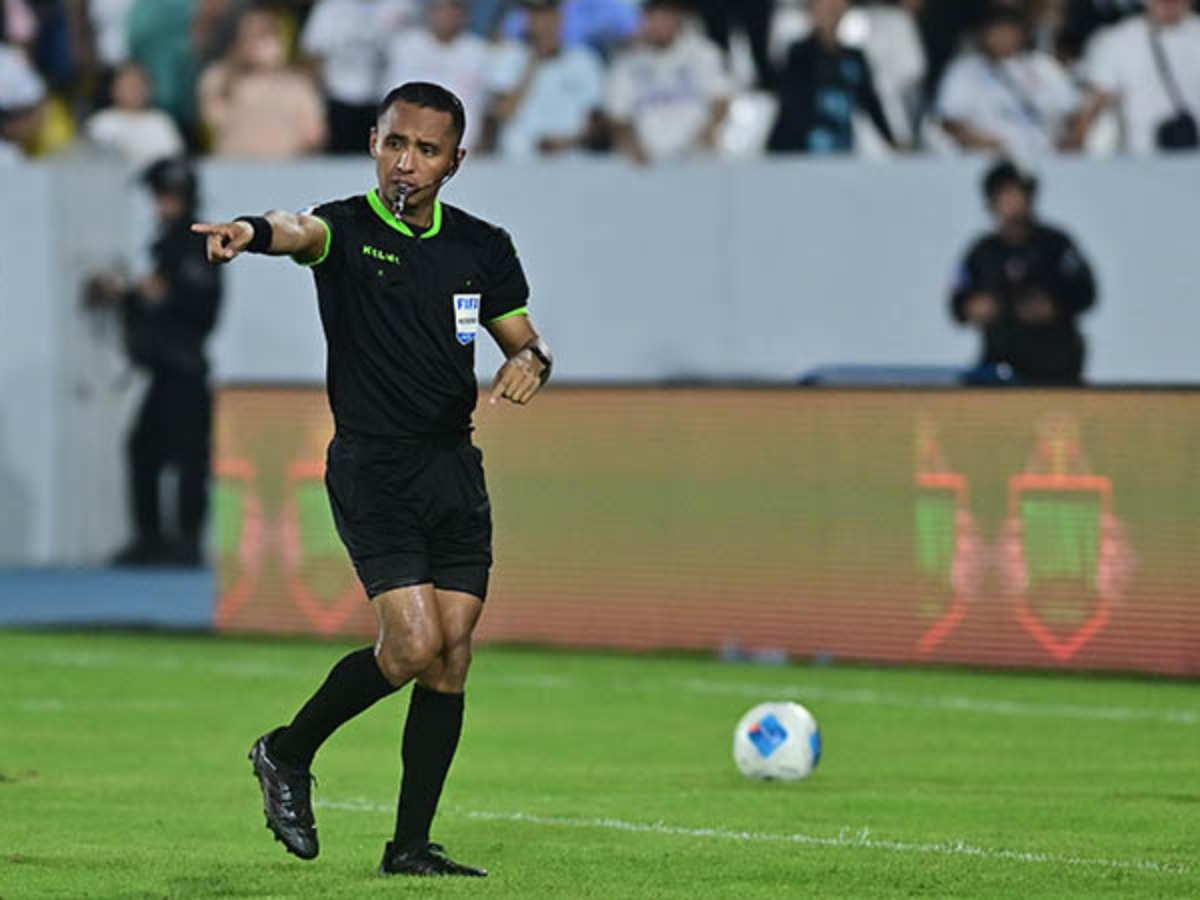 El árbitro salvadoreño Iván Barton fue designado por Concacaf para dirigir la final de la Campeones Cup 2025 entre Los Ángeles Galaxy y Toluca en California. Foto: archivo