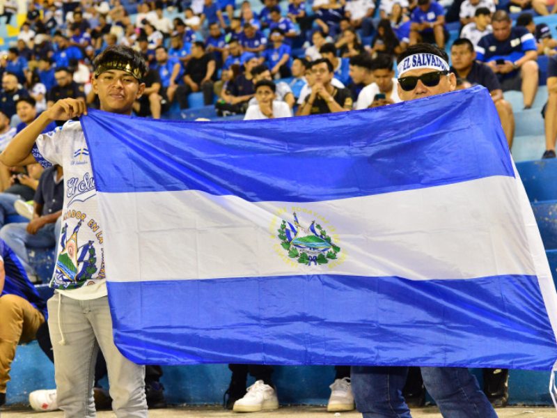 Afición salvadoreña en el estadio Cuscatlán, durante partido eliminatorio contra Puerto Rico, en 2024. / Foto Archivo