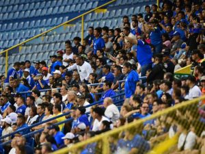 Afición salvadoreña en el estadio Cuscatlán, durante un partido entre la Selecta y Bonaire. / Foto Archivo