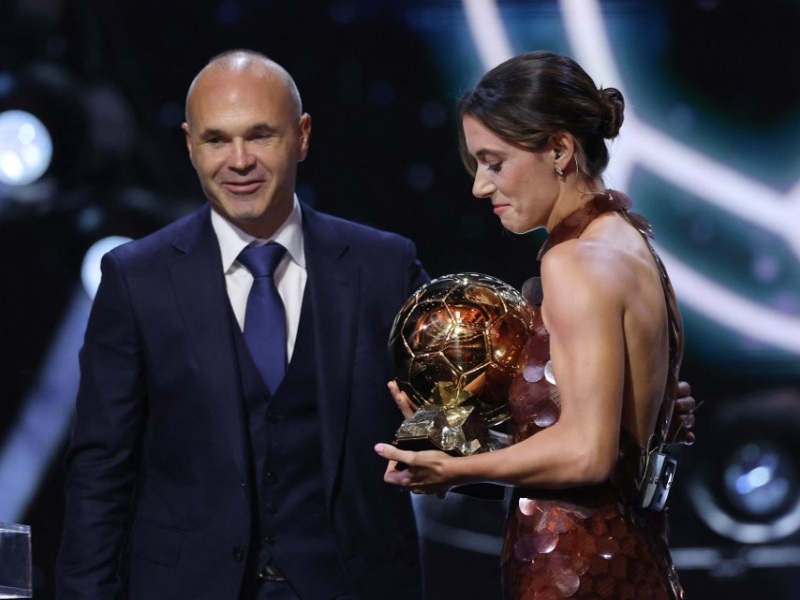 Aitana Bonmatí, ganadora del Balón de Oro 2025, junto al exmediocampista español Andrés Iniesta. / AFP