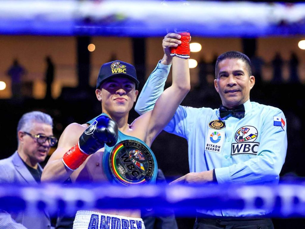 Samuel Contreras Jr. se llevó el aplauso del público salvadoreño tras su fulminante nocaut en un minuto.