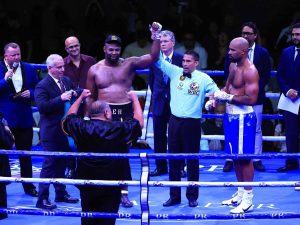 Kingsley “The Black Lion” Ibeh celebra su título mundial del WBC tras noquear a Gerald Washington en el Adolfo Pineda.