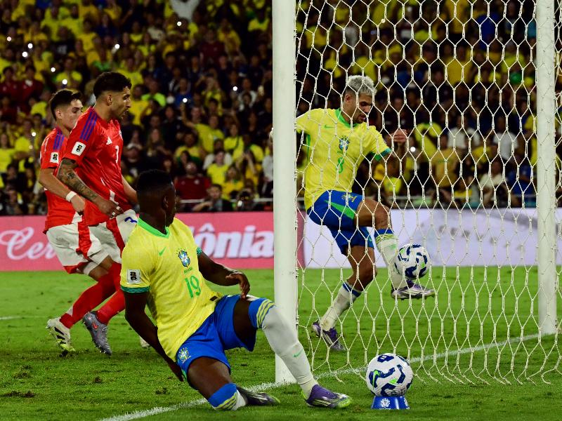 El brasileño Bruno Guimaraes anota el tercer gol para la canarinha en su duelo contra Chile, en eliminatoria al Mundial 2026. / AFP