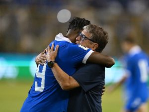 deportes-brayan-gil-con-hernan-bolillo-gomez-seleccion-el-salvador-afp