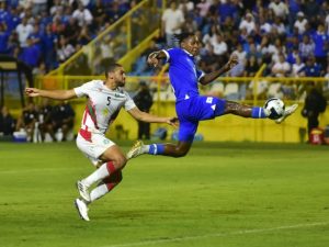 Brayan Gil controla el balón ante el surinamés Radinio Balker, en el estadio Cuscatlán, el 8 de septiembre de 2025. / Foto Emerson del Cid