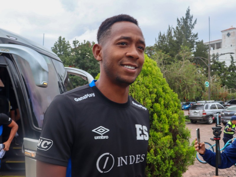 Brayan Gil, delantero del Baltika ruso, llega a entreno con Selección salvadoreña en Guatemala, el 2 de septiembre de 2025. / Foto X de FESFUT