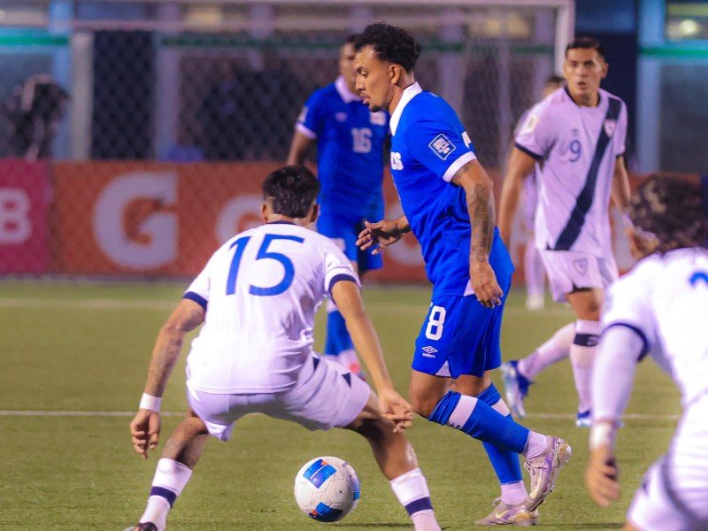 Bryan "Chinchulín" Landaverde, mediocampista salvadoreño, mueve el balón ante rivales de Guatemala, durante el juego de eliminatoria mundialista en el estadio Cementos Progreso, en Ciudad de Guatemala. / Foto X de FESFUT