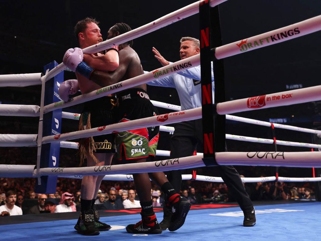 Terence Crawford presiona a Canelo Álvarez contra las cuerdas en su pelea por el título indiscutible de peso supermediano durante la Noche de Pelea Canelo vs. Crawford 