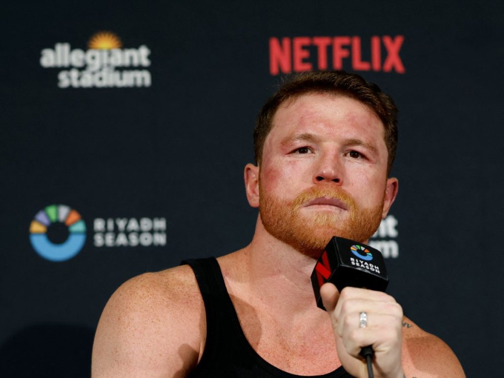 Canelo Álvarez habla con los medios durante una conferencia de prensa tras su pelea por el título indiscutible de peso supermediano, donde fue derrotado por Terence Crawford 