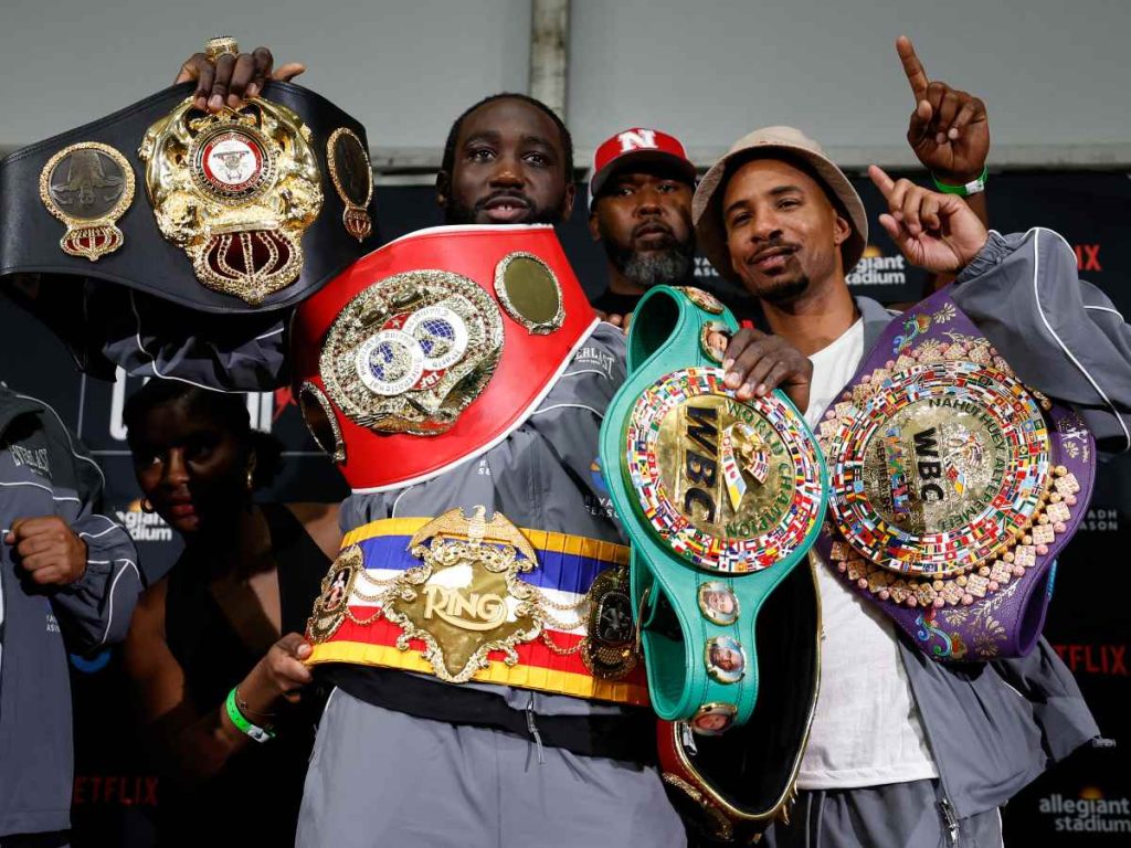 Terence Crawford aparece con sus cinturones tras su pelea por el título indiscutible de peso supermediano, donde derrotó a Canelo Álvarez  por decisión unánime