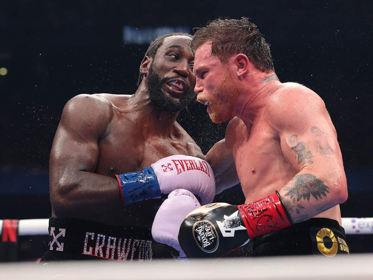 Terence Crawford intercambia golpes con Canelo Álvarez en su pelea por el título indiscutible de peso supermediano durante la Noche de Pelea Canelo vs. Crawford