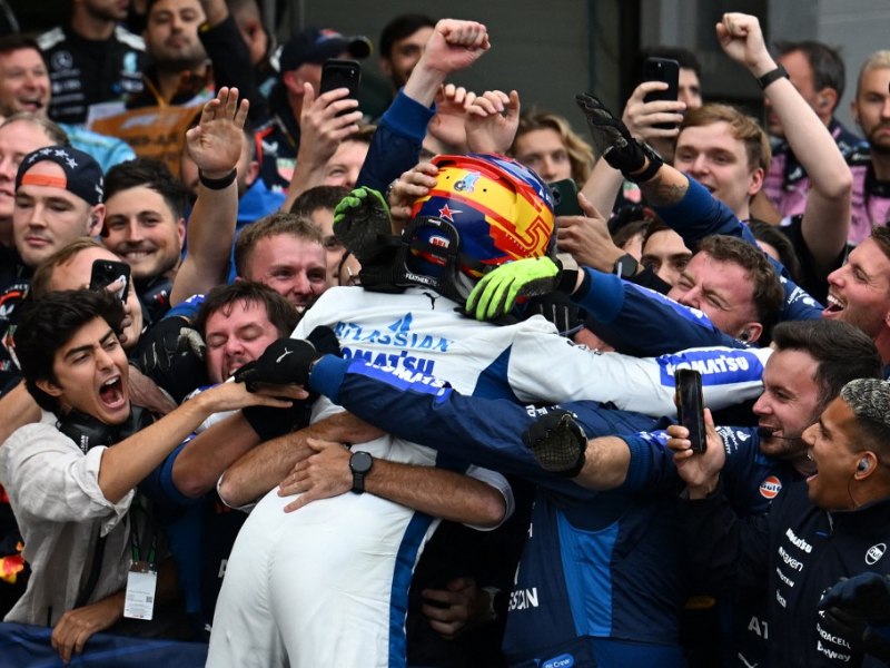 El piloto español Carlos Sainz, de Williams, festeja su primer podio con esta escudería con el resto del equipo técnico. / AFP
