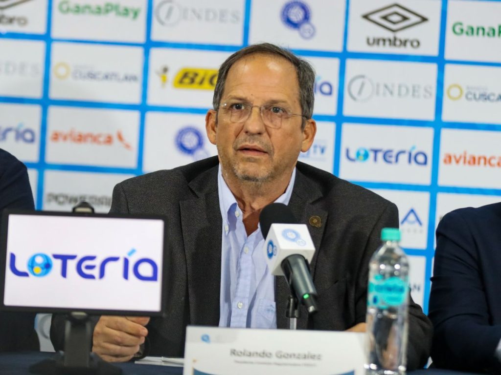 Rolando González, presidente de la Comisión de Regularización de la FESFUT también estuvo presente en la conferencia y aseguró que estan a la expectativa de la resolución que la FIFA dicte respecto a esta situación. Foto: cortesía FESFUT.