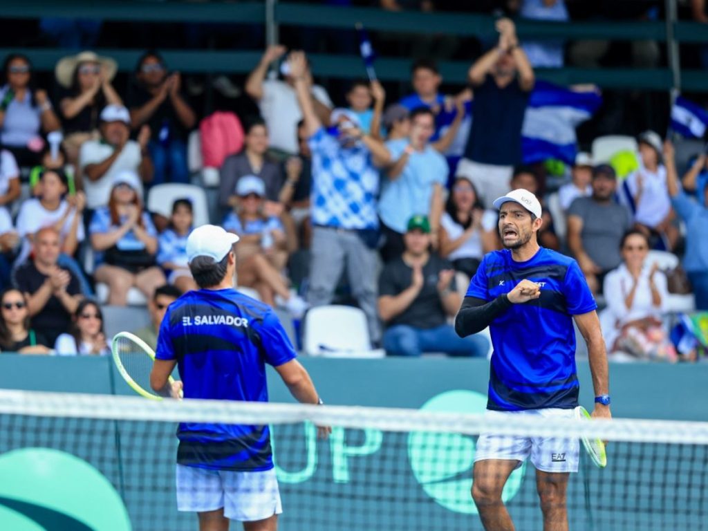 Marcelo Arévalo y César Cruz, atletas del Programa Esfuerzo y Gloria, vencieron 6-4  y 6-4 a Mircea-Alexandru Jecan y Bogdan Pavel en el partido de dobles de la serie El Salvador contra Rumanía. Foto: cortesía INDES.
