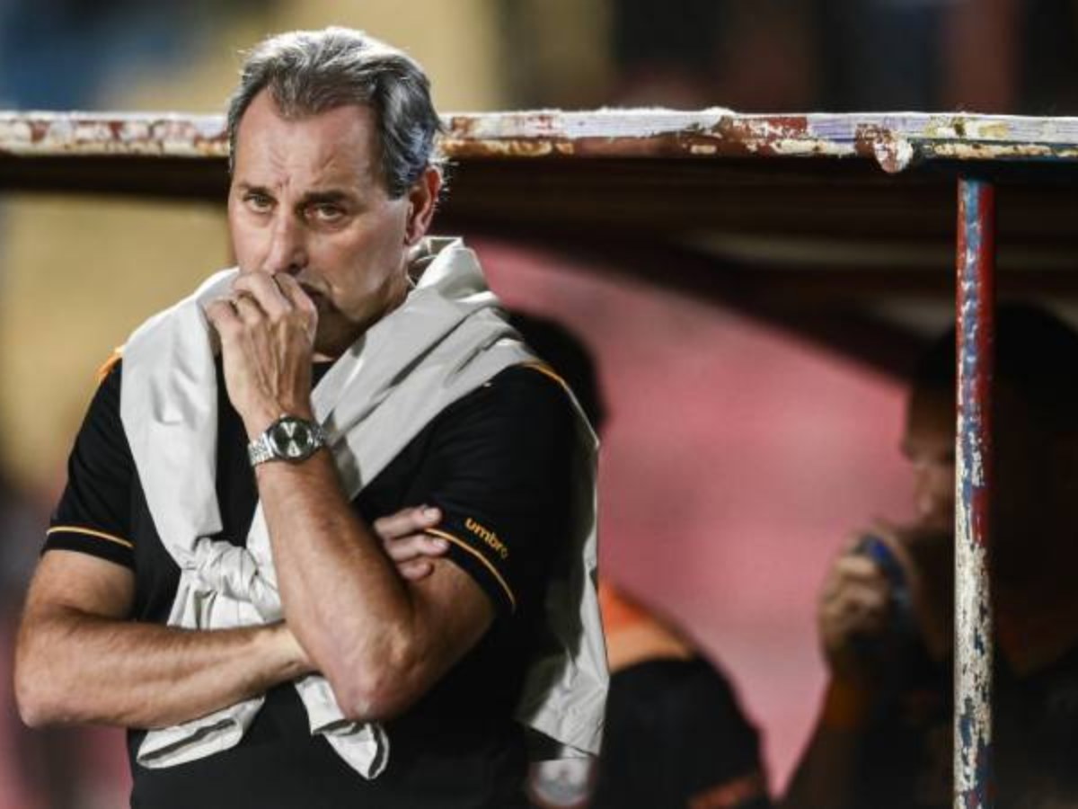 Daniel Messina durante un partido del Apertura 2025; ahora asumirá funciones como director deportivo del Club Deportivo Águila.