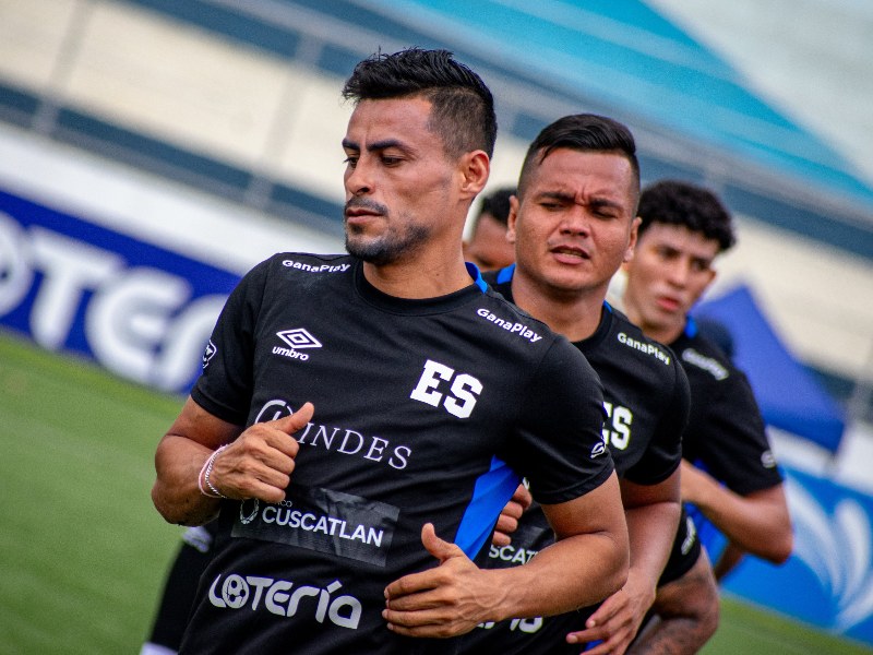 Darwin Cerén y Henry Romero, veteranos de la Selección, durante una práctica en el estadio Mágico González. / Foto X de FESFUT