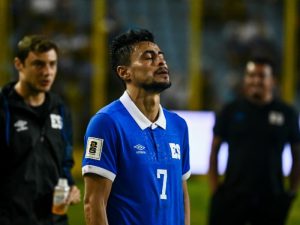 Darwin Cerén, de la selección salvadoreña, tras la derrota ante Surinam en el estadio Cuscatlán. / Foto Emerson del Cid