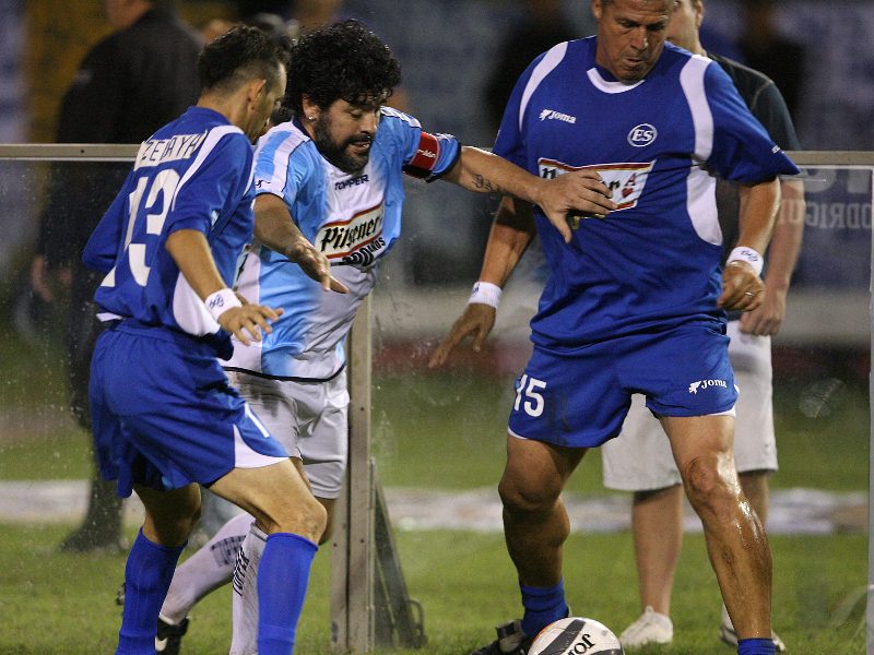 En octubre de 2006, el astro Diego Maradona visitó San Salvador en un showbol; aquí lo marcan Carlos Zelaya (Izq.) y Jaime Rodríguez, en el Estadio Cuscatlán. / Foto Archivo