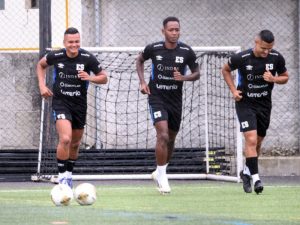 De Izq. a derecha: Henry Romero, Brayan Gil y Emerson Mauricio, durante un entreno de la Selección de El Salvador en Guatemala. / Foto Archivo