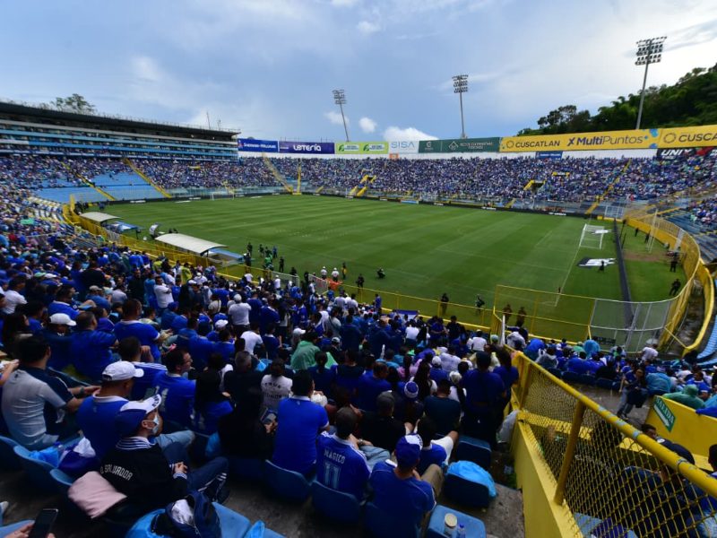 Afición en el estadio Cuscatlán, partido El Salvador vs. Surinam, 8 de septiembre 2025. / Foto Emerson del Cid