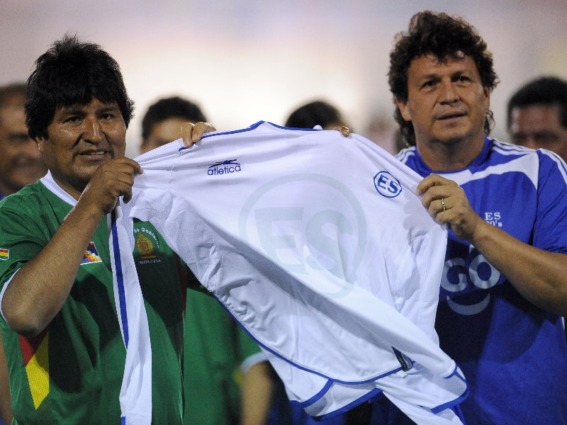 Rodríguez entrega una camisa de la Selección de El Salvador a Evo Morales, entonces presidente de Bolivia, en 2008, durante un partido de exhibición con exfutbolistas. / Foto Archivo