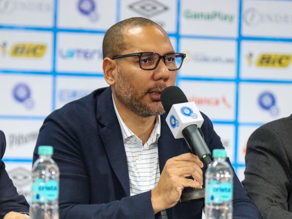 El presidente del INDES, Yamil Bukele, también aseguró que hubo actos de racismo por parte de Surinam a un jugador de la selecta. Foto: cortesía FESFUT.