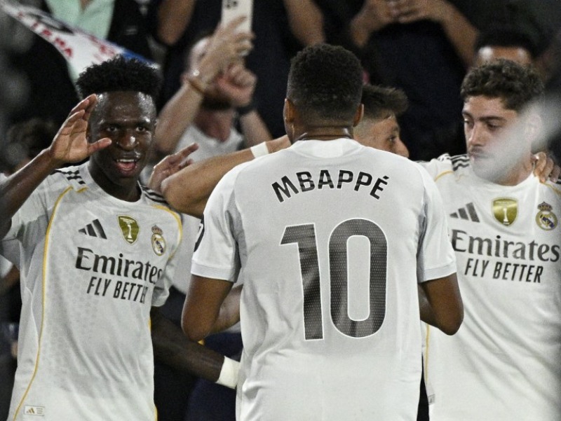 Vinicius Junior, Kylian Mbappé y Valverde, del Real Madrid, festejan un gol contra el Levante, en duelo de la Liga Española. / AFP
