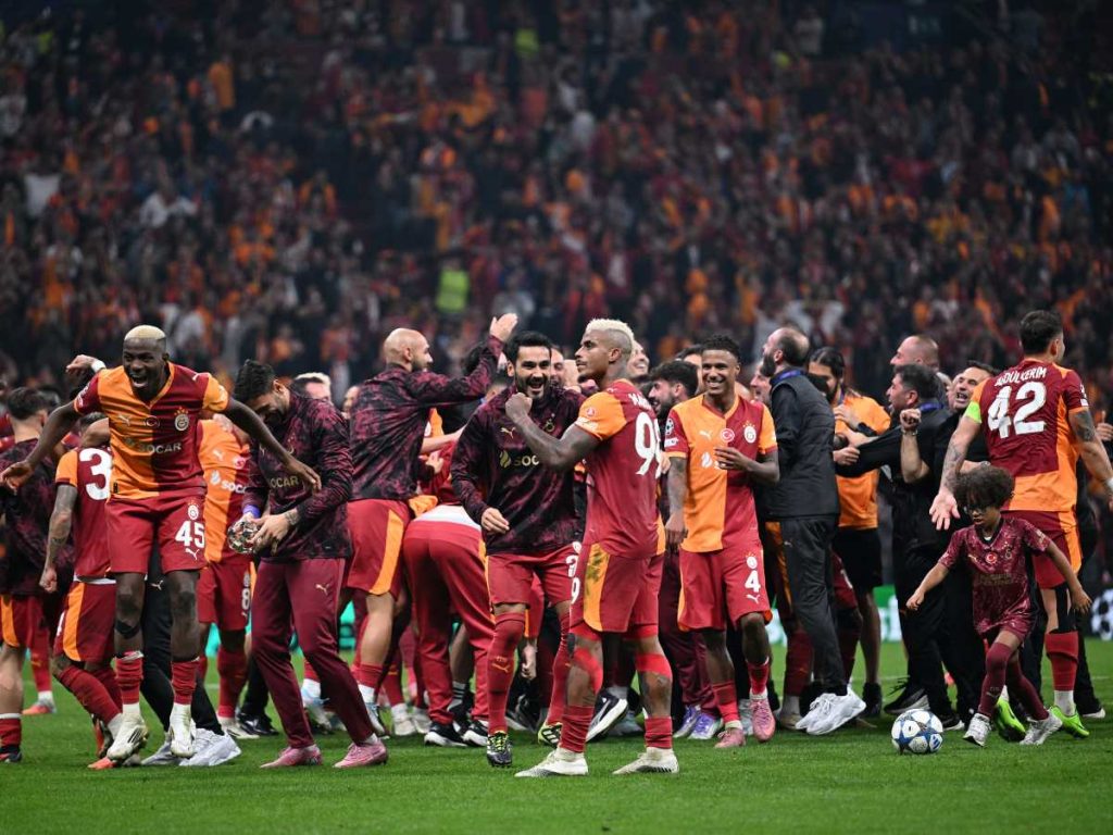 Los jugadores del Galatasaray celebran su victoria al final del partido de fútbol de la primera ronda del día 2 de la UEFA Champions League entre Galatasaray y Liverpool. Foto: AFP