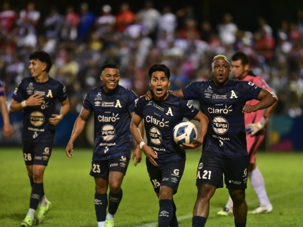 Michell Mercado (izq.) Jonathan Jiménez (cent.) y Carlos Salazar celebran la victoria de Alianza sobre Firpo. Foto Miguel Lemus