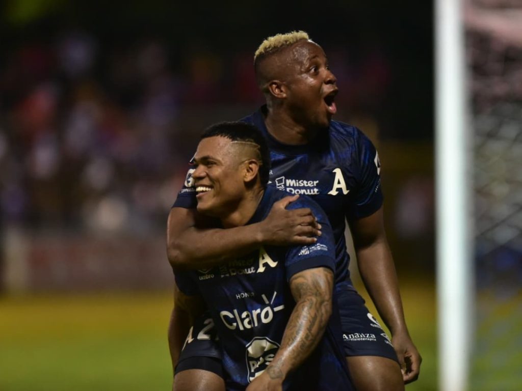 Michell Mercado (izq.) celebra su gol con Carlos Salazar en la goleada de Alianza a Firpo. Foto Miguel Lemus