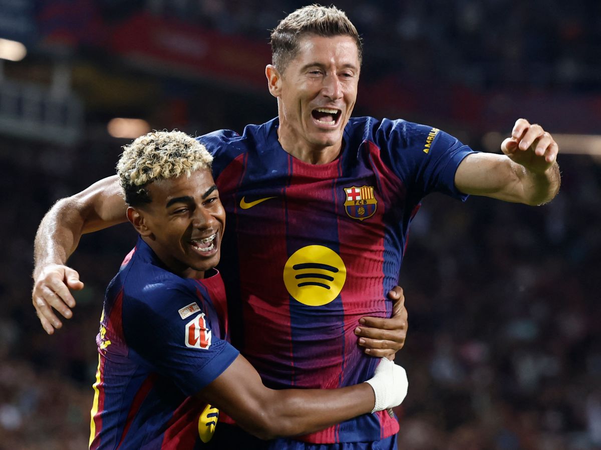 Lamine Yamal (izq.) celebra con Robert Lewandowski la victoria del Barcelona ante el Real Sociedad. Foto AFP